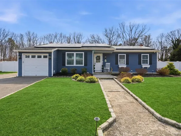 28 Berkshire Road, Holbrook, NY 11741