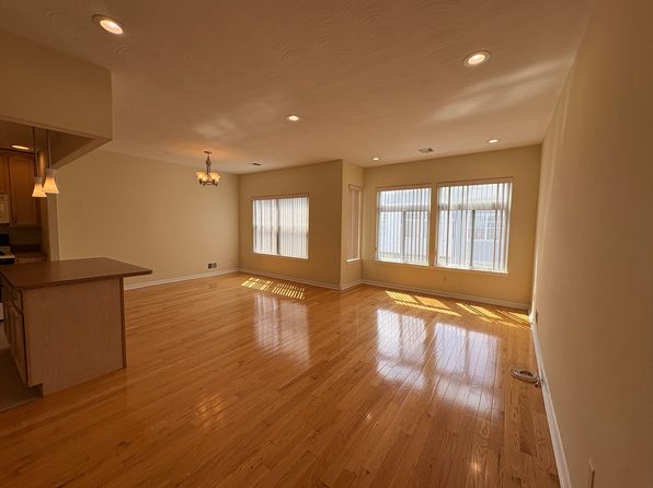1 Beach Breeze Pl #2, Arverne, NY 11692 – 2-bedroom rental in Ridgewood