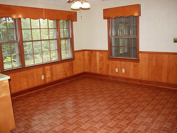 4th image of 297 Dyer St