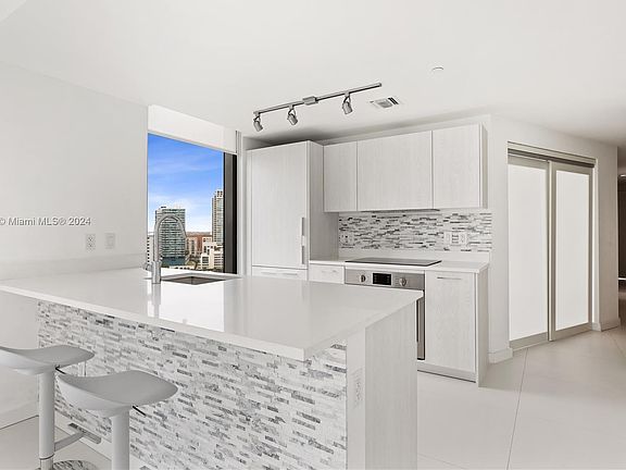 5th image of 501 NE 31st St Unit 1608