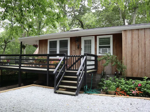 93 Old Riverhead Rd, Hampton Bays, NY 11946