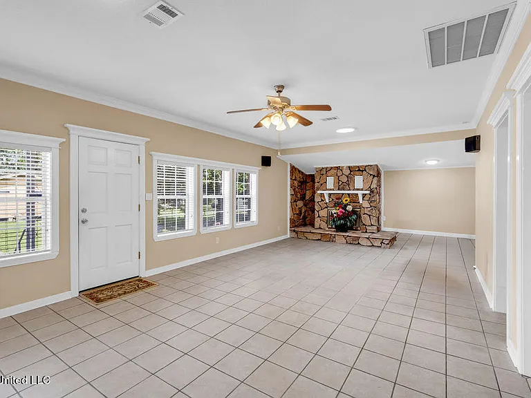 172 Hoxie St — Photo 16