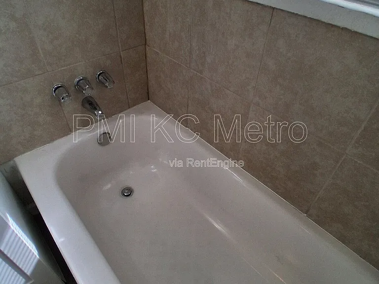 9548 Charlotte St — Photo 15