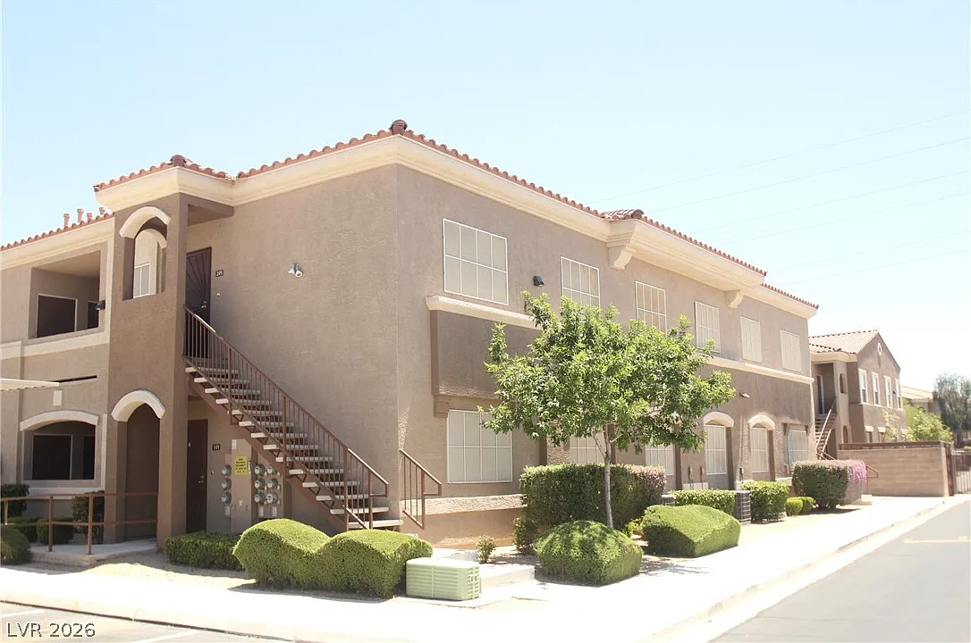 3 bed, 2.0 bath, 1188 sqft, $1,635 — Photo 1