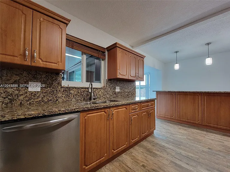 5721 Jefferson St — Photo 10