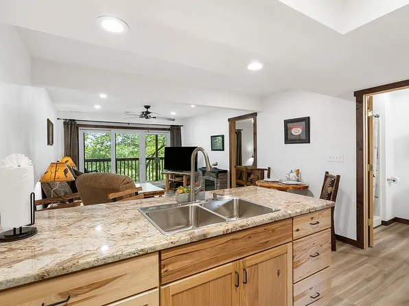 526 Notch Ln APT 4, Reeds Spring, MO 65737