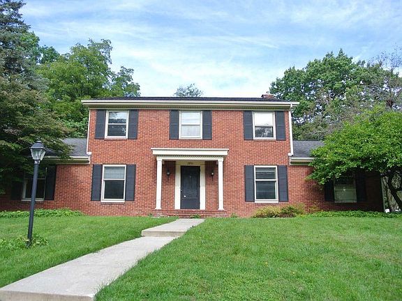 2nd image of 2801 S Twyckenham Dr
