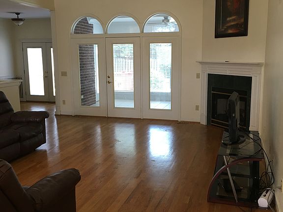 2nd image of 827 Chaucer Dr
