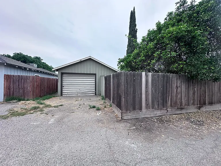 1216 N Conyer St — Photo 4