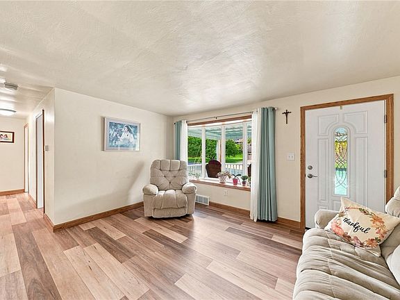 3rd image of 402 Hochberg Rd
