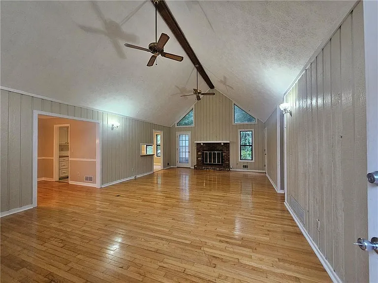 395 Monivea Ln — Photo 4