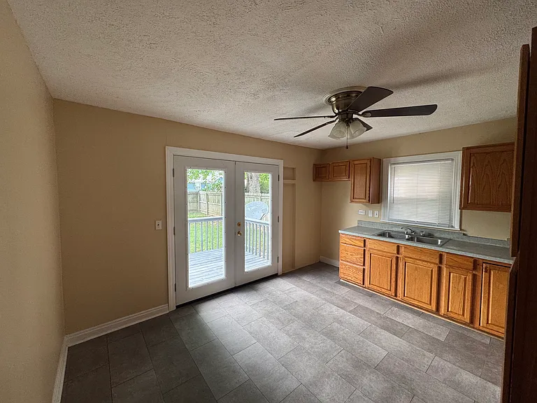 2513 Franklin Ave — Photo 6