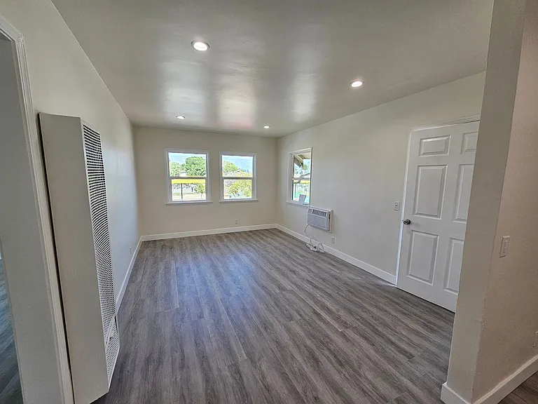 5863 Whitnall Hwy #4 — Photo 6