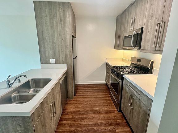 4th image of 2036 N Beachwood Dr #5D