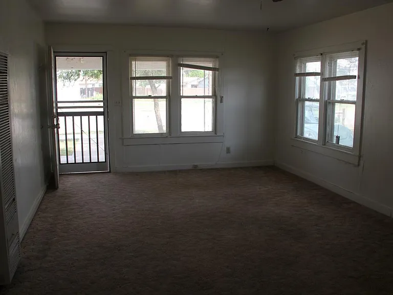 817 W University Dr — Photo 11