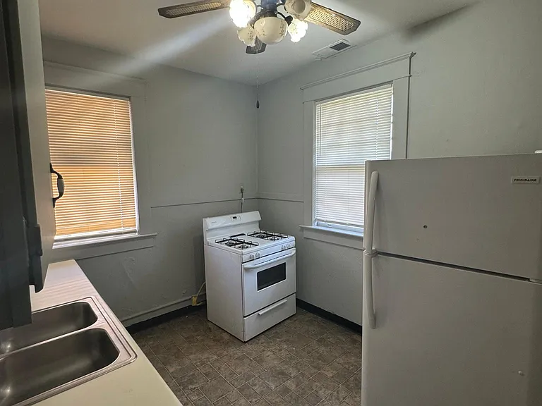 190 S Barksdale St — Photo 16