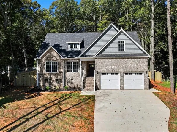 2065 Pembrooke Forest Dr, Winston Salem, NC 27106