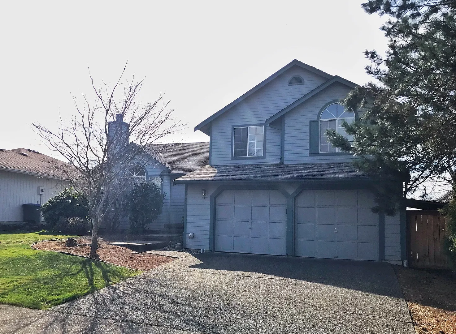 Great 3 bed with huge yard! — Photo 2