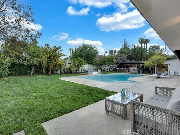 5330 Dubois Ave, Woodland Hills, CA 91367