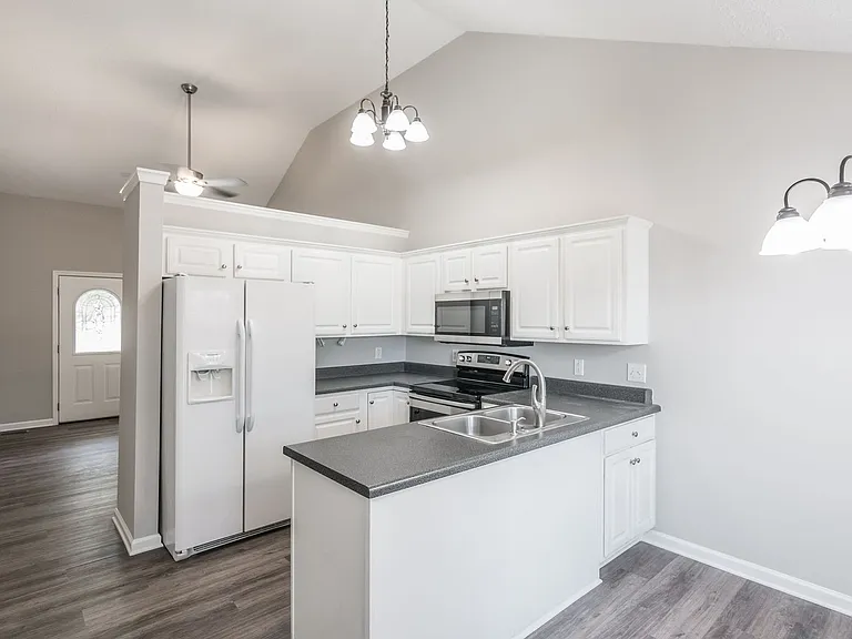 108 Longview Dr — Photo 3