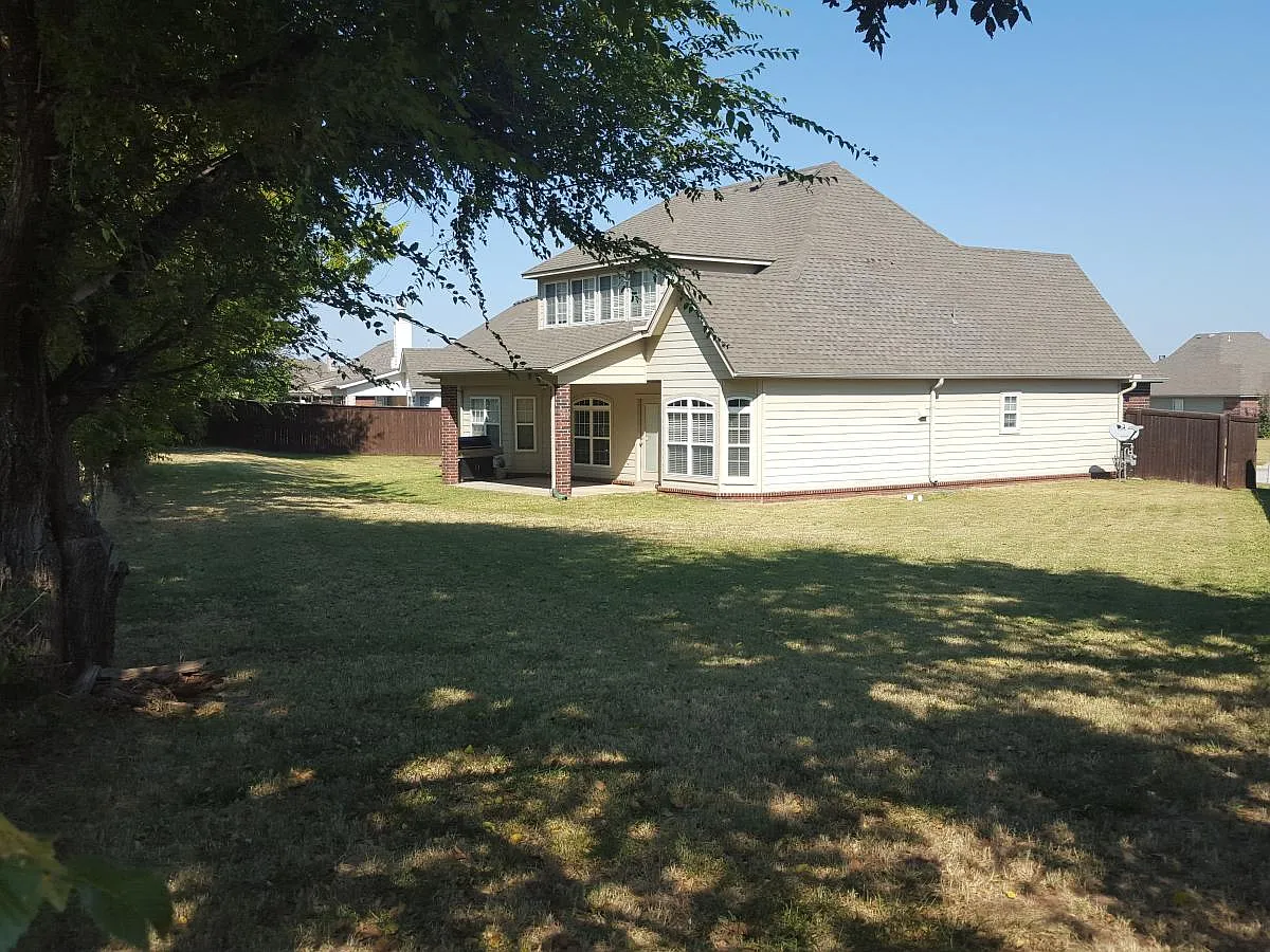 4 bed, 2.5 bath, 2688 sqft, $2,200 — Photo 2