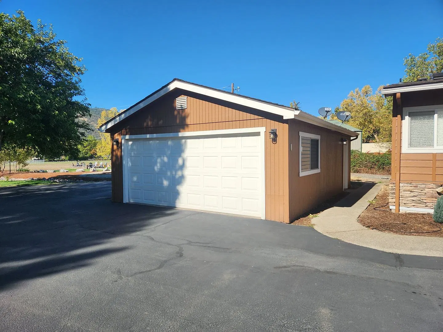 Spacious 4 Bed, 2 Bath Home with Resort Style Amenities! — Photo 2