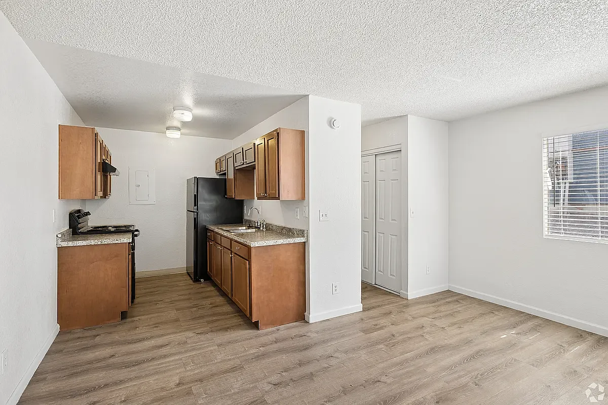 Studio, 400 sqft, $800 — Photo 2