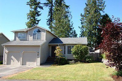 Wonderful Street presence...sitting in a great neighborhood. Sidewalks for those strolls, and on a c