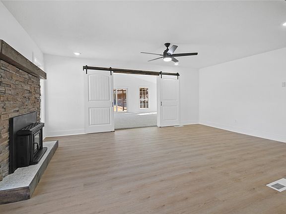 3rd image of 609 Sands Rd