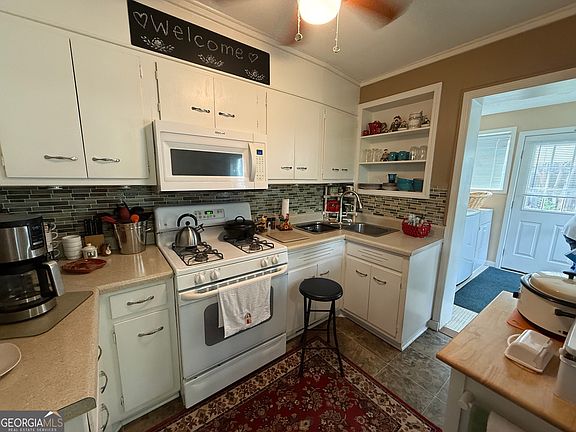 3rd image of 110 Hill St
