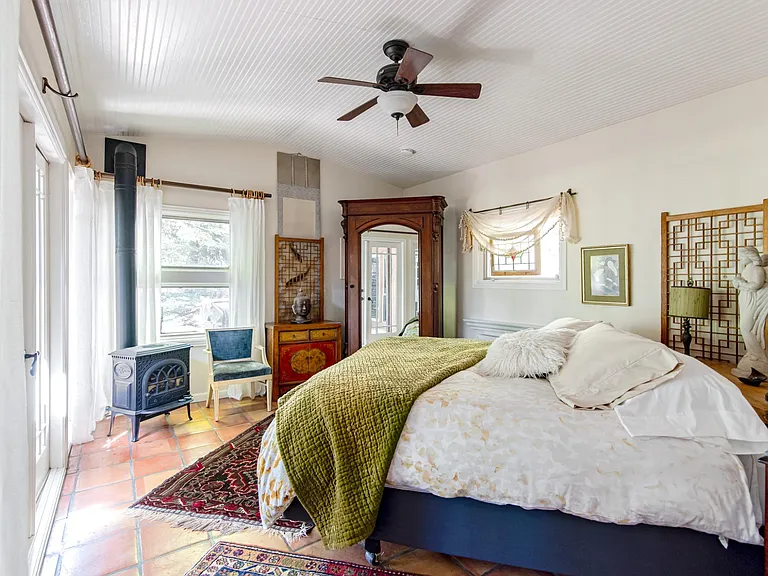 Bedroom / King Size Bed