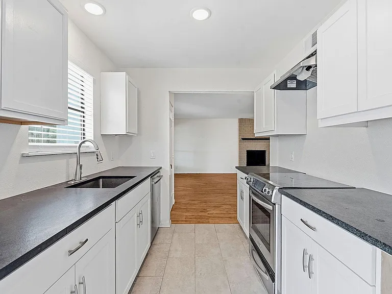 2106 Lamplight Village Cir #A — Photo 6