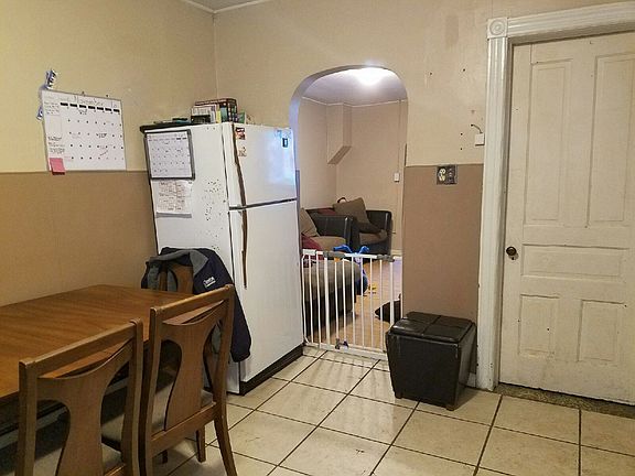 4th image of 1671 Newport Ave
