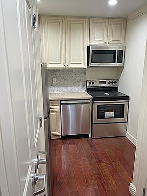 4th image of 413 E 72nd St #5AB
