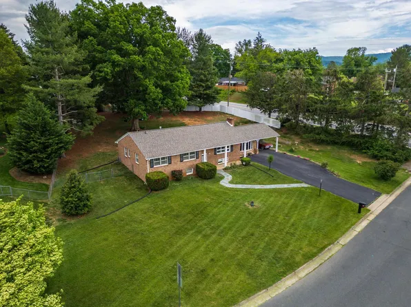 708 Woodside Ln, Waynesboro, VA 22980