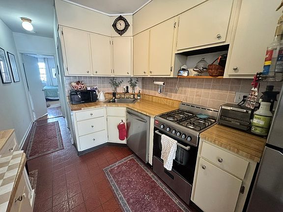 4th image of 527 Jefferson St APT 5