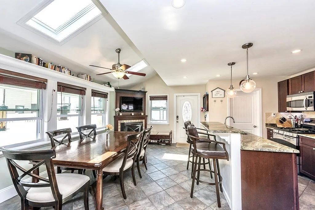3 bed, 1.5 bath, 1500 sqft, $4,550 — Photo 3