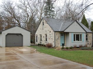 985 S Parkway Dr, Brookfield, WI 53005