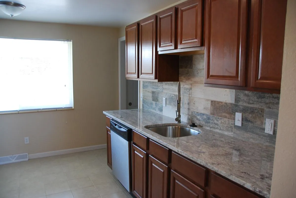 granite counter tops - 882 Hemlock Way
