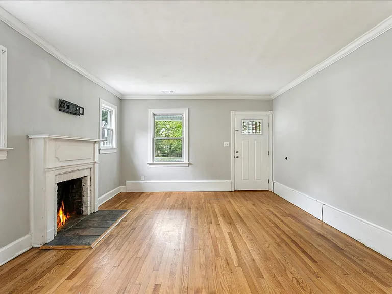 2913 Sir Walter Ln — Photo 4