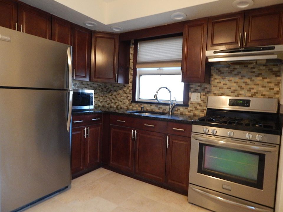Stunning eat in kitchen, tiled backsplash, Stainless steel appliances, refrigerator, microwave, stainless steel sink granite countertop.,m porcelain tiled floor.