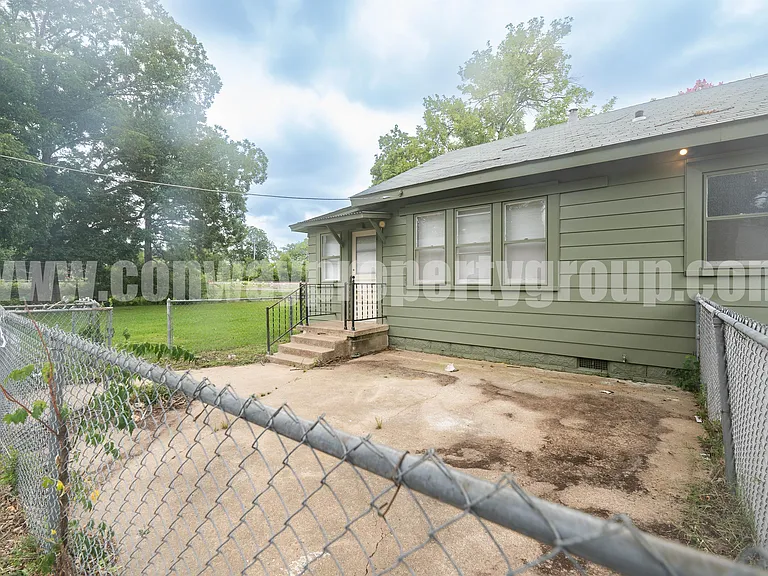 1404 Clifton St — Photo 4