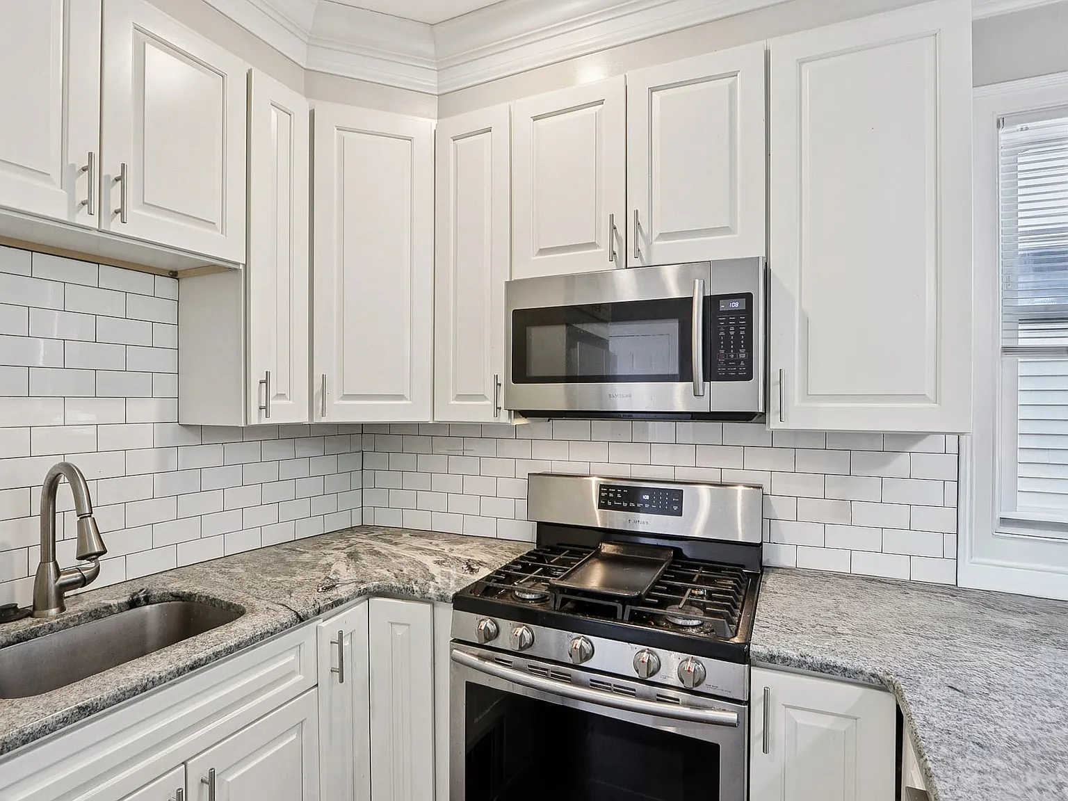 3 bed, 1172 sqft, $3,600 — Photo 2