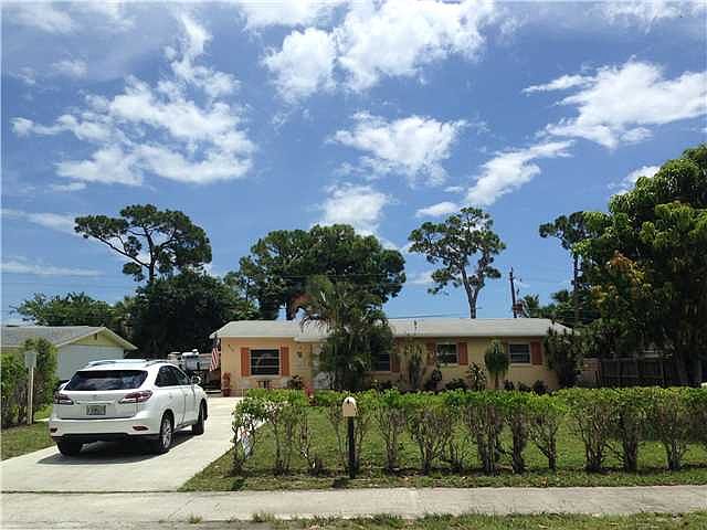 1st image of 915 SE Dolphin Dr