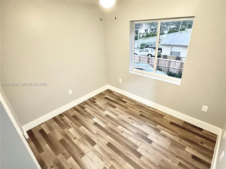 930 NW 2nd St — Photo 12