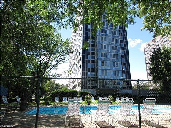 4th image of 12520 Edgewater Dr APT 901