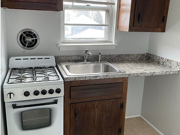 4th image of 325 Essex St #D