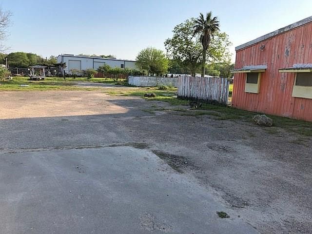 1st image of 421 W Plantation Dr