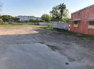 421 W Plantation Dr, Clute, TX 77531