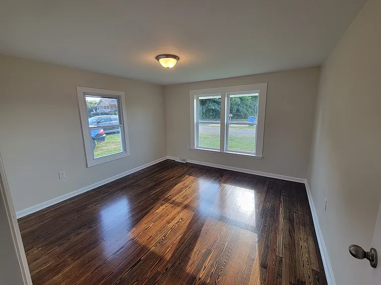 123 Leonard Ave — Photo 5